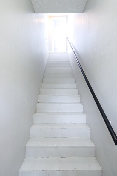 Building Photo - 613 S Main Ave