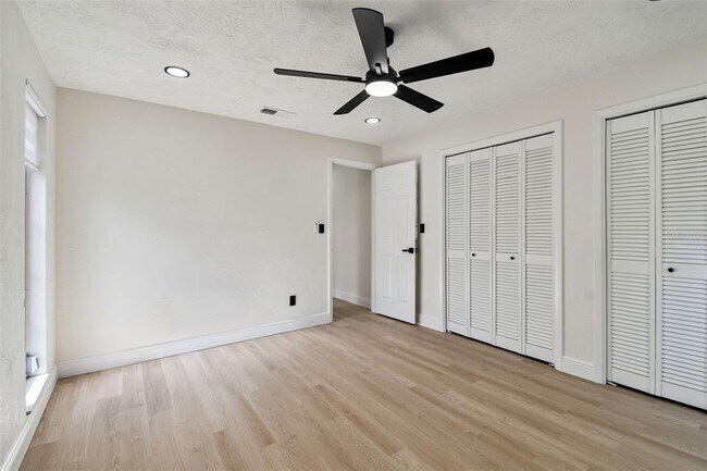 Building Photo - 970 Rolling Hills Dr