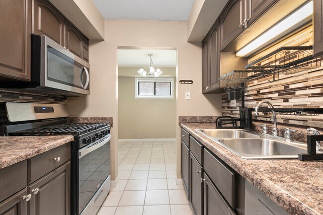 Building Photo - 2214 Country Club Dr