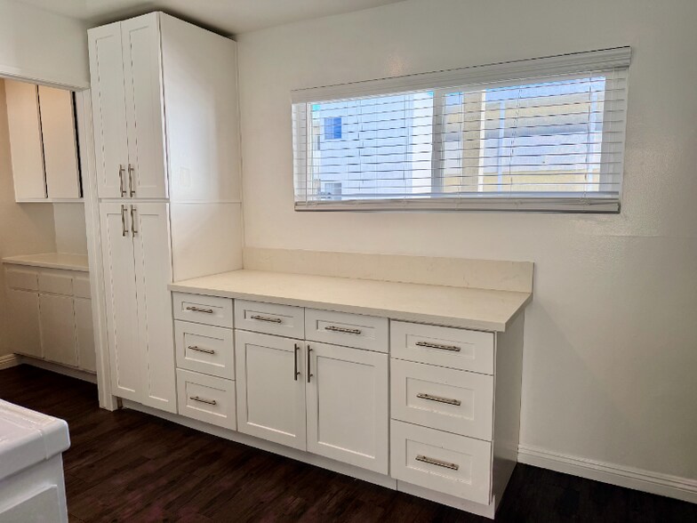 Building Photo - 17440 Burbank Blvd