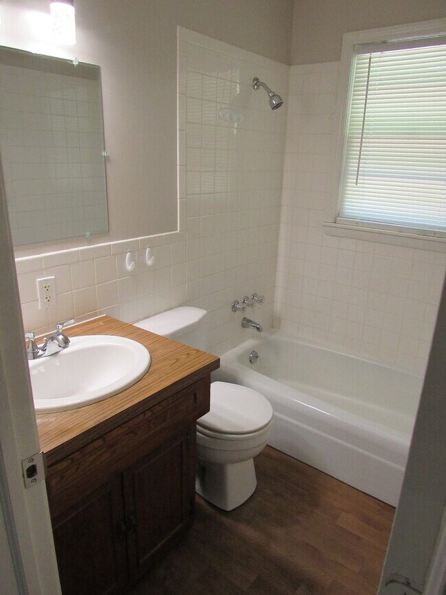 Building Photo - Updated Duplex in Pleasant Valley!