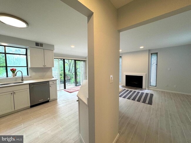 Building Photo - 104 Sayre Dr