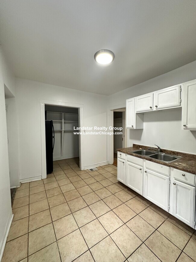 Building Photo - 6304 N Oakley Ave