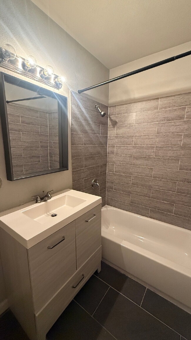 Building Photo - Newly renovated 3 bedroom 2 bath home centrally located!