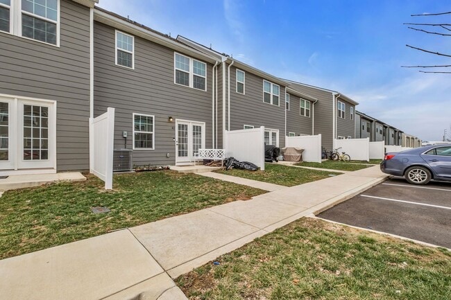 Building Photo - 3 BED 2.5 BATH TOWNHOME WALKING DISTANCE TO LEBANON SQUARE!