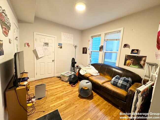 Building Photo - 733 Parker St