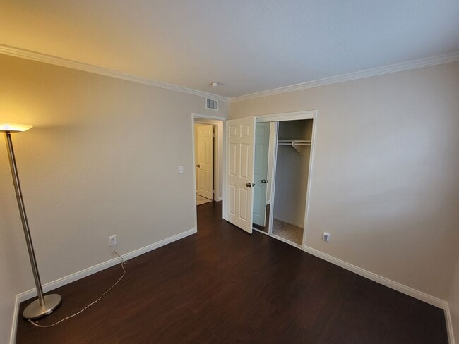 Building Photo - Rare 4 Bed, 2 Bath House