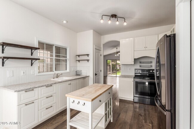 Building Photo - 1132 N Hudson Pl