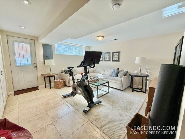 Building Photo - 159 V St NE