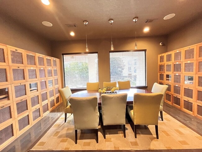 Building Photo - BEAUTIFUL CONDO WITH AMENITIES NEAR VANDER...