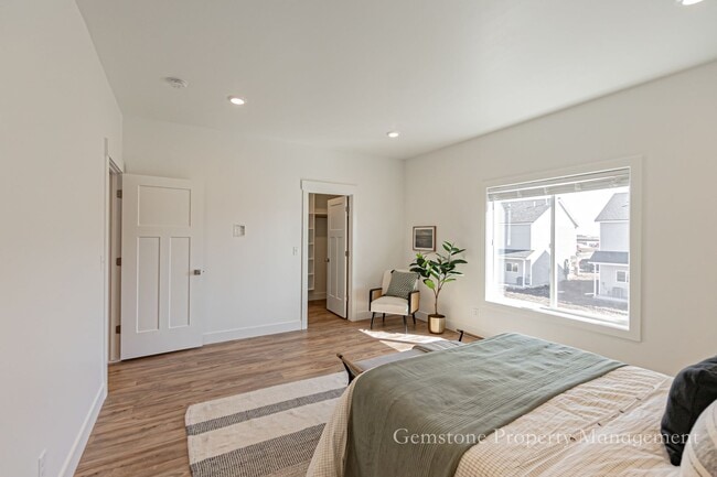 Building Photo - Darling 3 Bed 2.5 bath townhome in Sugar City, ID - with monitored Home Security System included ...