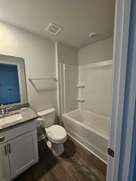 Building Photo - 4215 High Glen Dr