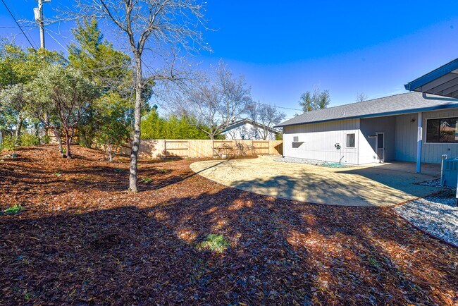 Building Photo - 2455 Knollwood Dr