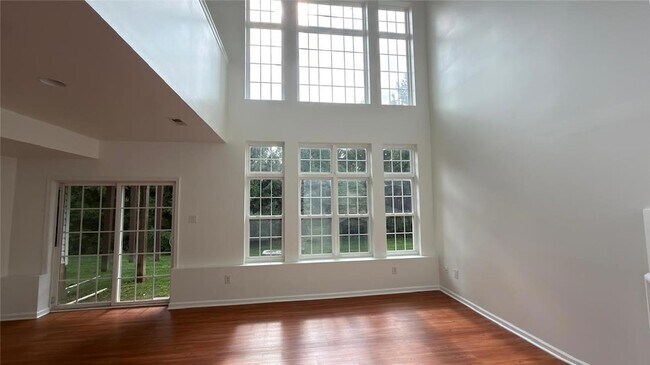Building Photo - 1071 King Way