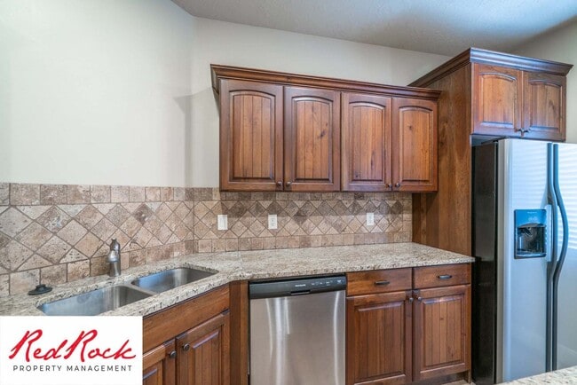 Building Photo - Beautiful Southgate Townhome!