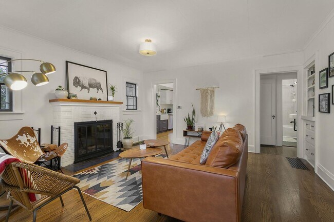 Building Photo - 3 bedroom, 2 bath gorgeous home now available by Mt. Tabor Park in SE Portland!