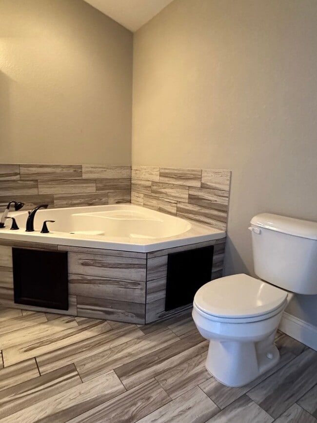 Building Photo - 4 Bedroom 3 Bath 2 Stall Garage in Waynesv...