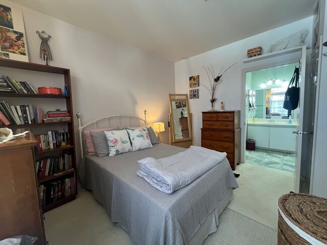 Building Photo - Stylish Second-Floor Condo in Sabre Springs – San Diego