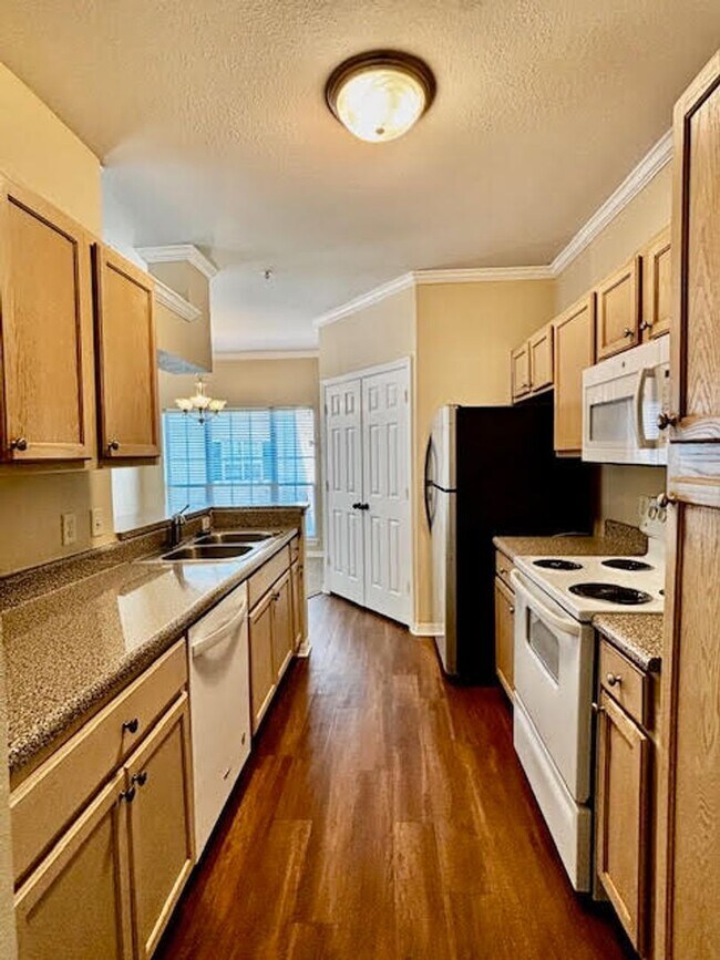 Building Photo - Awesome 3/2 Condo w/ a garage Gate Parkway...