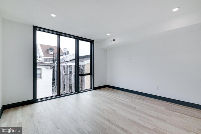 Building Photo - 555 N Lawrence St