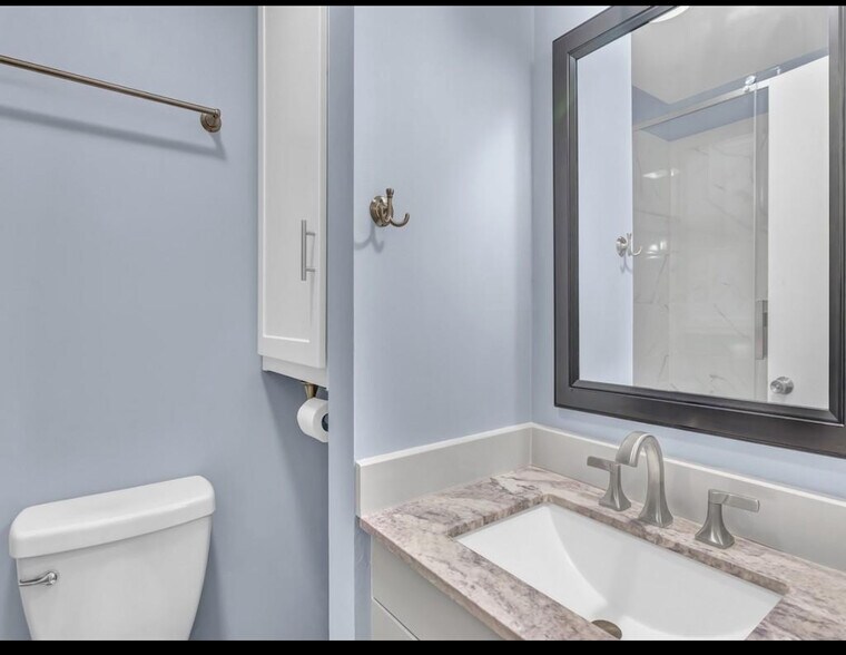 Building Photo - 1860 Robalo Dr