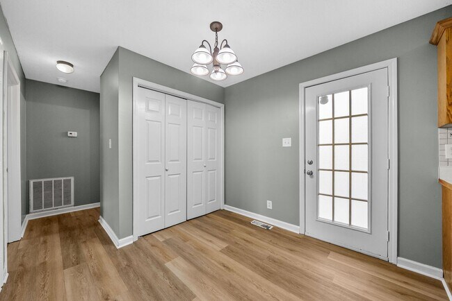 Building Photo - 3 Bedroom Pet Friendly Home For Rent Near Post!