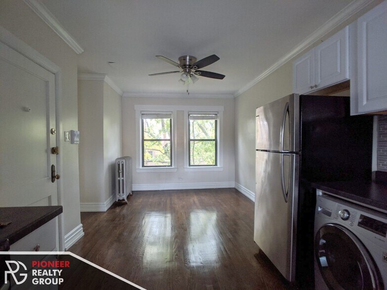 Primary Photo - 1048 W Lill Ave