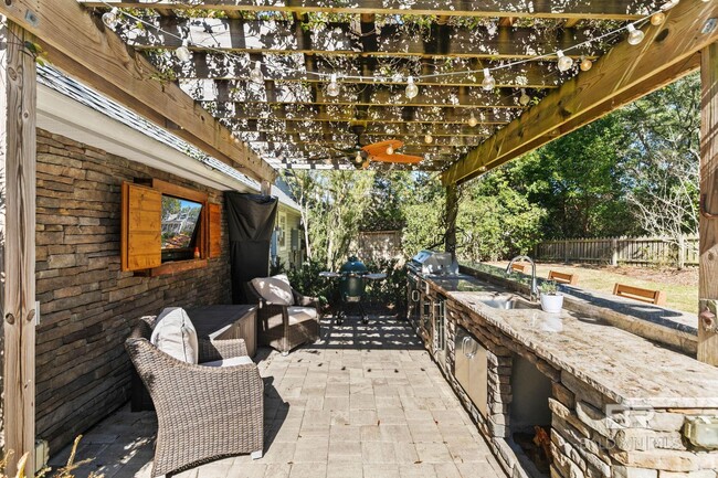 Building Photo - 2 Echo Ln