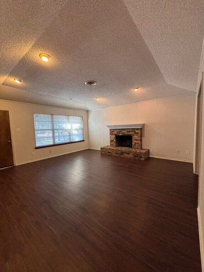 Building Photo - 6008-6010 Shelton St