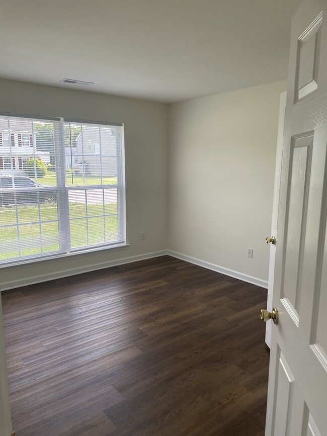 Building Photo - Lovely home close to shopping and entertainment.