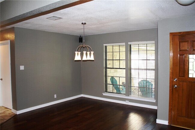 Building Photo - 309 Juniper Dr