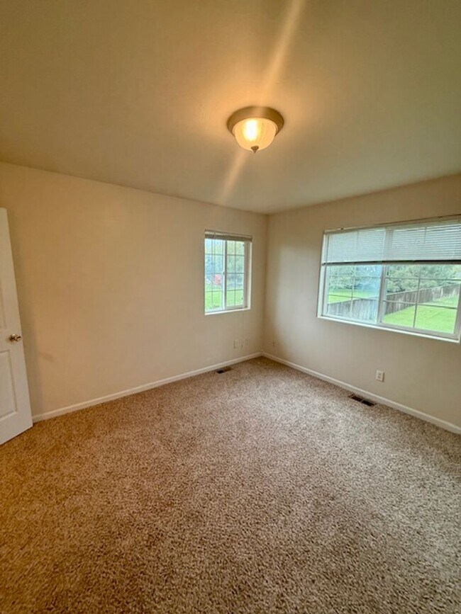Building Photo - Spacious 4 Bed / 3 Bath Duplex on 1 Acre –...