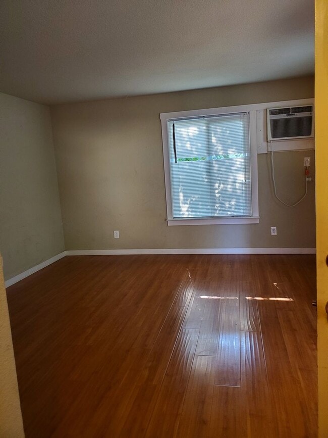 Building Photo - Charming 3 bed / 1 bath Apartment by Downtown