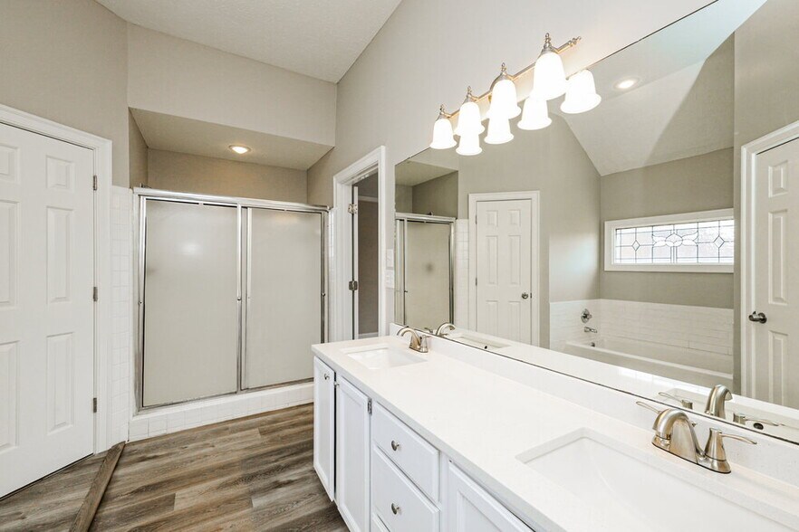 Building Photo - 7440 Richmond Rd