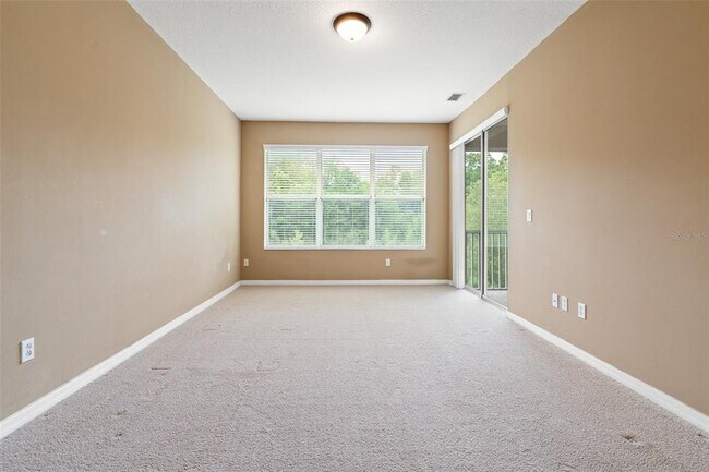 Building Photo - 2052 Park Crescent Dr