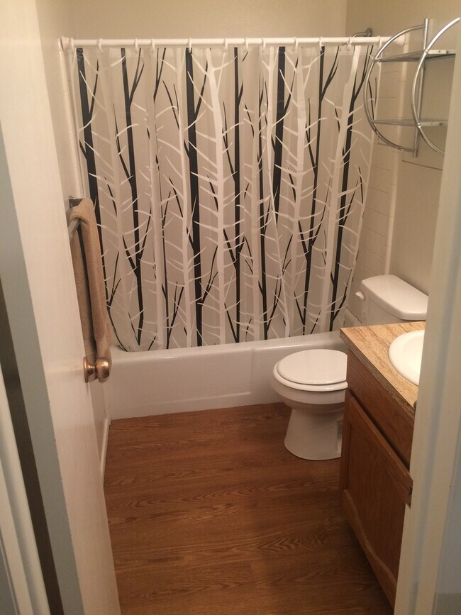 Building Photo - Very Nice 1 bed 2 bath with community pool.