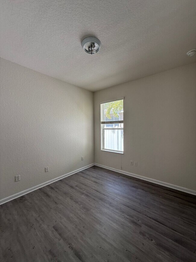 Building Photo - Come View This Amazing 3 Bed 2 Bath Single...