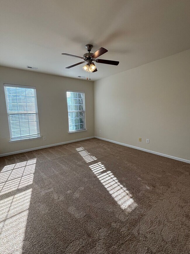 Building Photo - Spacious End Unit 3BR/2.5BA Townhouse