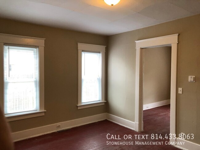 Building Photo - 1st floor clean 2 bedroom available