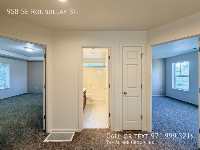 Building Photo - 958 SE Roundelay St