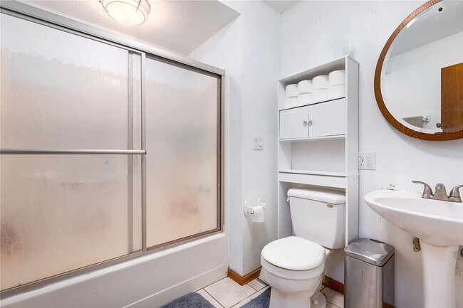 Building Photo - 5-Bedroom, 2-Bath Rental Home in Urbandale...