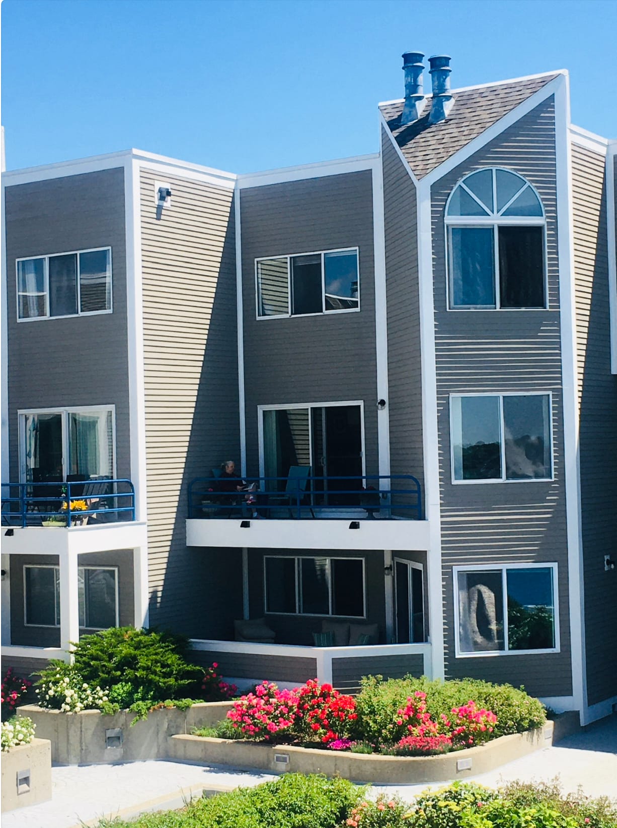 Looking at balcony from the courtyard - 12 Harbour Close