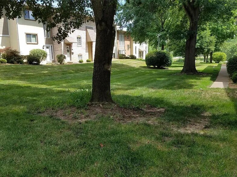 Building Photo - 129 Carmel Woods Dr