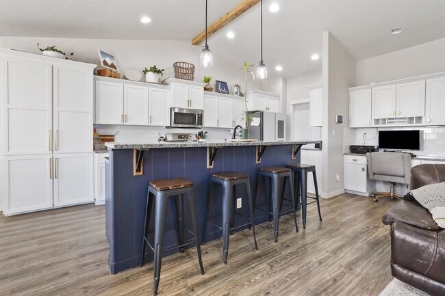 Building Photo - 304 Cliff Swallow Ave