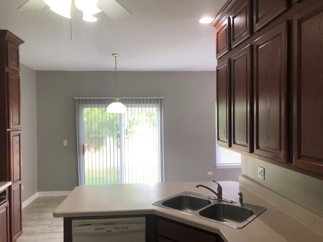 Building Photo - 671 Fieldcrest Dr