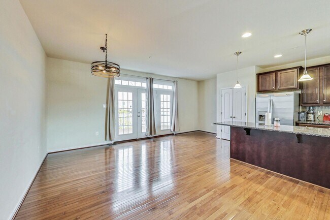 Building Photo - 3 bedroom, 2.5 bath Luxury Townhome in Market Square Subdivision!