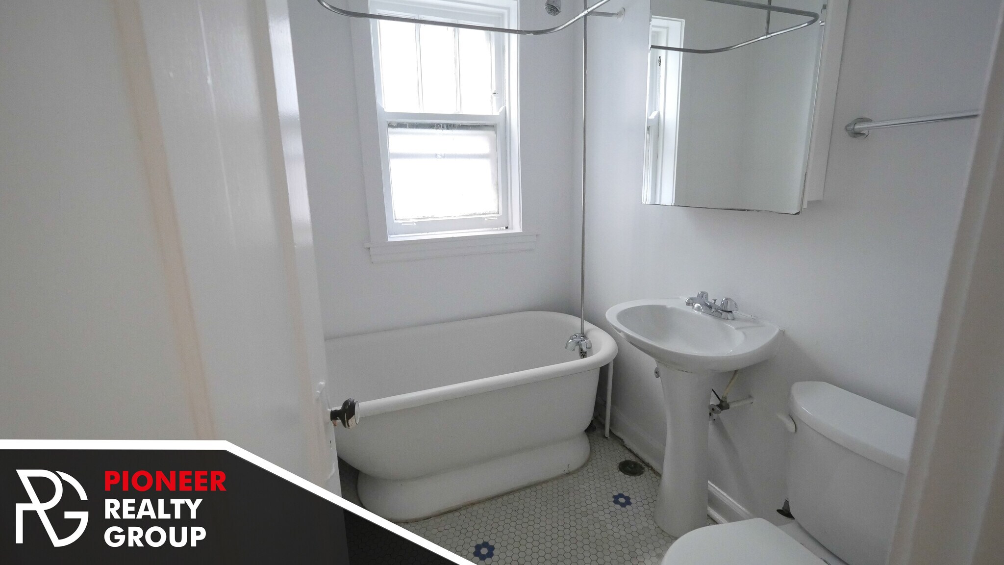 Building Photo - 820 W Waveland Ave