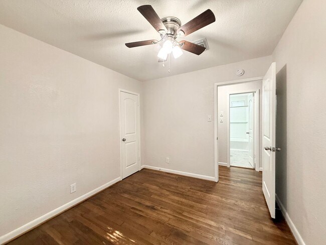 Building Photo - Adorable 3/1/1 Home in Lake Jackson !
