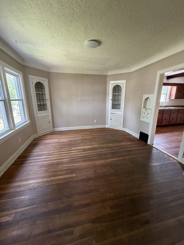Building Photo - 3830 E 147th St