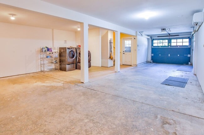 Building Photo - 1086 Village Loop